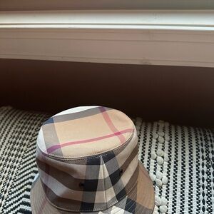 Burberry bucket hat